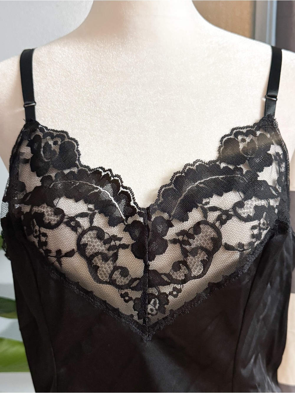 Vintage Vassarette Black Lace Camisole XL 44 Plus Size Lingerie Top - Picture 3 of 10